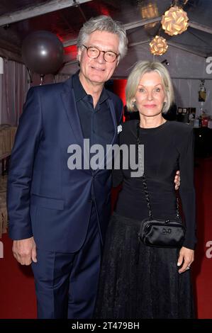 Peter Escher mit Ehefrau Ulrike bei der 15. Hope Gala 2023 im Schauspielhaus. Dresden, 28.10.2023 *** Peter Escher mit Frau Ulrike bei der 15 Hope Gala 2023 im Schauspielhaus Dresden, 28 10 2023 Foto:XF.xKernx/xFuturexImagex Hope 3007 Credit: Imago/Alamy Live News Stockfoto