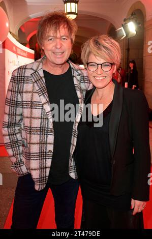 Peter Freudenthaler und Andrea Ballschuh bei der 15. Hope Gala 2023 im Schauspielhaus. Dresden, 28.10.2023 *** Peter Freudenthaler und Andrea Ballschuh bei der 15 Hope Gala 2023 im Schauspielhaus Dresden, 28 10 2023 Foto:XF.xKernx/xFuturexImagex Hope 3037 Credit: Imago/Alamy Live News Stockfoto