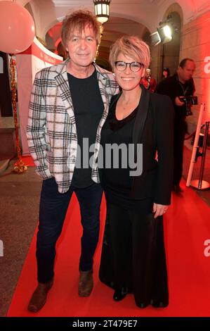 Peter Freudenthaler und Andrea Ballschuh bei der 15. Hope Gala 2023 im Schauspielhaus. Dresden, 28.10.2023 *** Peter Freudenthaler und Andrea Ballschuh bei der 15 Hope Gala 2023 im Schauspielhaus Dresden, 28 10 2023 Foto:XF.xKernx/xFuturexImagex Hope 3034 Credit: Imago/Alamy Live News Stockfoto