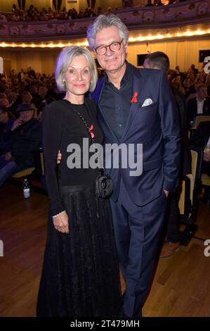 Peter Escher mit Ehefrau Ulrike bei der 15. Hope Gala 2023 im Schauspielhaus. Dresden, 28.10.2023 *** Peter Escher mit Frau Ulrike bei der 15 Hope Gala 2023 im Schauspielhaus Dresden, 28 10 2023 Foto:XF.xKernx/xFuturexImagex Hope 3120 Credit: Imago/Alamy Live News Stockfoto