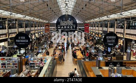 Lissabon, Portugal - 22. April 2022: Time Out Market Lisboa ist eine Gastronomie und eine wichtige Touristenattraktion. Stockfoto