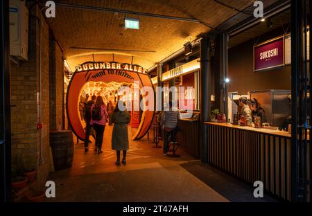 London, Großbritannien: Seven Dials Market im Viertel Covent Garden im Zentrum von London. Eintritt zum Markt von der Earlham Street mit Halloween Dekoration. Stockfoto