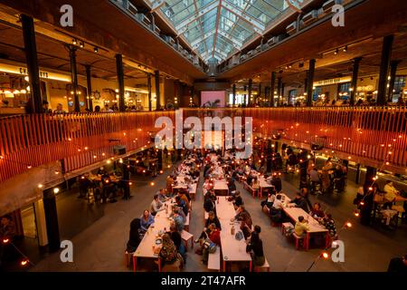 London, Großbritannien: Seven Dials Market im Viertel Covent Garden im Zentrum von London. Die Leute essen und trinken in der Speisesaal. Stockfoto