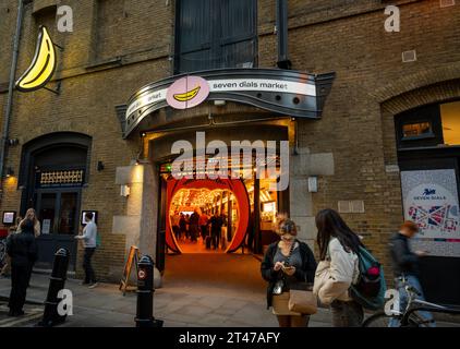 London, Großbritannien: Seven Dials Market im Viertel Covent Garden im Zentrum von London. Eintritt zum Markt von der Earlham Street mit Halloween Dekoration. Stockfoto