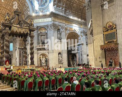 Vatikanstadt, Vatikan. Oktober 2023. Bischöfe und Kardinäle nehmen an einer Messe Teil, die Papst Franziskus am Ende der 16. Generalversammlung der Bischofssynode in St. Petersdom. Quelle: Christoph Sator/dpa/Alamy Live News Stockfoto