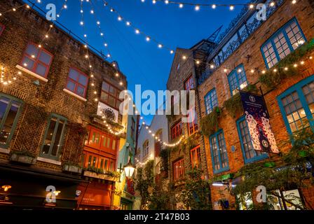 London, Großbritannien: Neal's Yard im Covent Garden-Viertel im Zentrum von London. Blick auf die architektonischen Details der farbenfrohen Gebäude. Stockfoto