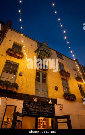 London, Großbritannien: Neal's Yard im Covent Garden-Viertel im Zentrum von London. Therapieräume von Neils Yard-Heilmitteln mit altem Wohnhaus darüber. Stockfoto