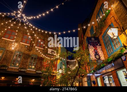 London, Großbritannien: Neal's Yard im Covent Garden-Viertel im Zentrum von London. Blick auf die architektonischen Details der farbenfrohen Gebäude bei Nacht. Stockfoto