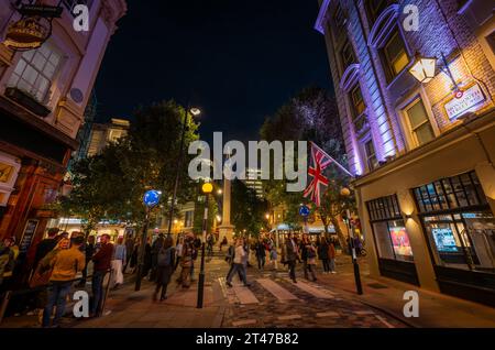 London, Großbritannien: 7-Dials-Kreisverkehr im Covent Garden-Viertel im Zentrum von London. Gesehen von der Monmouth Street bei Nacht. Stockfoto