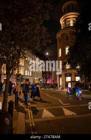 London, Großbritannien: Garrick Street mit Blick auf die Bedford Street im Covent Garden-Viertel im Zentrum von London bei Nacht. Stockfoto