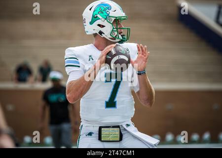 Houston, Texas, USA. Oktober 2023. Michael Pratt (7), Quarterback der Tulane Green Wave, wirft im Rice Stadium in Houston, Texas, einen Pass vor dem NCAA-Football-Spiel zwischen den Tulane Green Wave und den Rice Owls. Tulane besiegte Rice mit 30:28. Prentice C. James/CSM (Bild: © Prentice C. James/Cal Sport Media). Quelle: csm/Alamy Live News Stockfoto