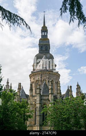 Basilika Saint-Sauveur Turm, aus dem Garten, Dinan, Bretagne, Frankreich Stockfoto