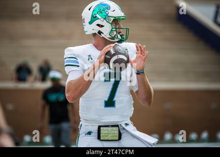 Houston, Texas, USA. Oktober 2023. Michael Pratt (7), Quarterback der Tulane Green Wave, wirft im Rice Stadium in Houston, Texas, einen Pass vor dem NCAA-Football-Spiel zwischen den Tulane Green Wave und den Rice Owls. Tulane besiegte Rice mit 30:28. Prentice C. James/CSM/Alamy Live News Stockfoto