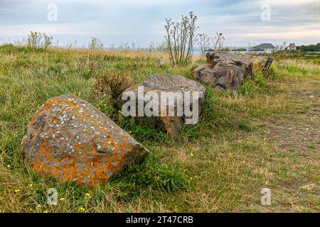 Pointe de la Varde Landschaft mit großen Felsen im Vordergrund, in der Nähe von Saint-Malo, Bretagne, Frankreich Stockfoto