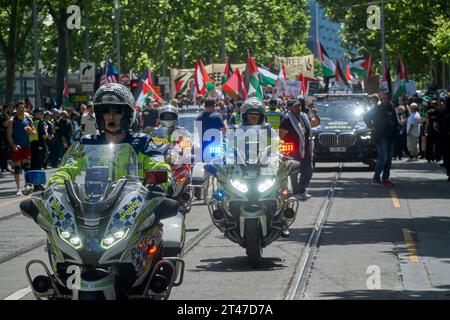 29. Oktober 2023, Melbourne Victoria Australia, Polizeieskorte vor den Protestmarschern bei der Free Palestine Rally Credit PjHickox/Alamy Live News Stockfoto