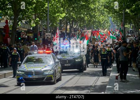 29. Oktober 2023, Melbourne Victoria Australia, Polizeieskorte vor den Protestmarschern bei der Free Palestine Rally Credit PjHickox/Alamy Live News Stockfoto