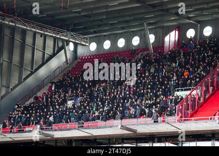 Enschede, Niederlande. Oktober 2023. Enschede - Feyenoord-Fans während des Spiels zwischen dem FC Twente gegen Feyenoord am 29. Oktober 2023 in de Grolsch Veste in Enschede, Niederlande. Credit: Box to Box Pictures/Alamy Live News Stockfoto