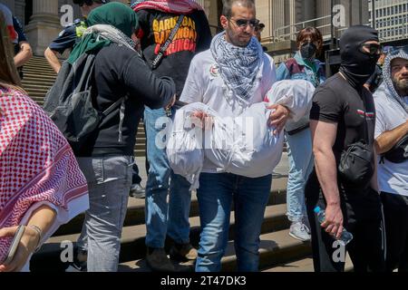 29. Oktober 2023, Melbourne Victoria Australia, Free Palestine Rally, Marsch entlang der Bourke Street in Richtung Victoria State Parliament Credit PjHickox/Alamy Live News Stockfoto