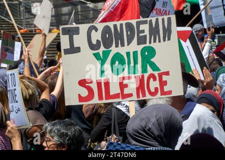 29. Oktober 2023, Melbourne Victoria Australia, Free Palestine Rally, Marsch entlang der Bourke Street in Richtung Victoria State Parliament Credit PjHickox/Alamy Live News Stockfoto