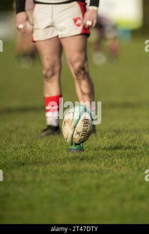 Gilbert Rugby union Football auf einem Stand, der zum Kicken bereit ist. Stockfoto