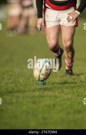Gilbert Rugby union Football auf einem Stand, der zum Kicken bereit ist. Stockfoto