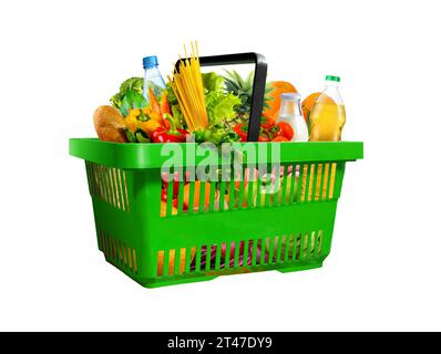 Grüner Plastikkorb voll mit verschiedenen Lebensmittelprodukten isoliert auf weißem Hintergrund Stockfoto