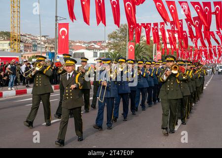 Fatih, Istanbul, Türkei. Oktober 2023. Der 100. Jahrestag der Republik Türkei wird mit einer offiziellen Parade im Stadtteil Fatih von Istanbul gefeiert. Der Tag der Republik ist ein Feiertag, der jedes Jahr am 29. Oktober in der Türkei gefeiert wird, um an die große türkische Nationalversammlung zu erinnern, die am 29. Oktober 1923 die Regierung der Republik ausrief. Der Gründer der Republik Türkei ist Mustafa Kemal Atatürk. (Kreditbild: © Tolga Uluturk/ZUMA Press Wire) NUR REDAKTIONELLE VERWENDUNG! Nicht für kommerzielle ZWECKE! Stockfoto