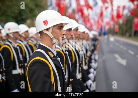 Fatih, Istanbul, Türkei. Oktober 2023. Der 100. Jahrestag der Republik Türkei wird mit einer offiziellen Parade im Stadtteil Fatih von Istanbul gefeiert. Der Tag der Republik ist ein Feiertag, der jedes Jahr am 29. Oktober in der Türkei gefeiert wird, um an die große türkische Nationalversammlung zu erinnern, die am 29. Oktober 1923 die Regierung der Republik ausrief. Der Gründer der Republik Türkei ist Mustafa Kemal Atatürk. (Kreditbild: © Tolga Uluturk/ZUMA Press Wire) NUR REDAKTIONELLE VERWENDUNG! Nicht für kommerzielle ZWECKE! Stockfoto