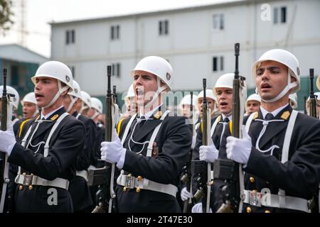 Fatih, Istanbul, Türkei. Oktober 2023. Der 100. Jahrestag der Republik Türkei wird mit einer offiziellen Parade im Stadtteil Fatih von Istanbul gefeiert. Der Tag der Republik ist ein Feiertag, der jedes Jahr am 29. Oktober in der Türkei gefeiert wird, um an die große türkische Nationalversammlung zu erinnern, die am 29. Oktober 1923 die Regierung der Republik ausrief. Der Gründer der Republik Türkei ist Mustafa Kemal Atatürk. (Kreditbild: © Tolga Uluturk/ZUMA Press Wire) NUR REDAKTIONELLE VERWENDUNG! Nicht für kommerzielle ZWECKE! Stockfoto