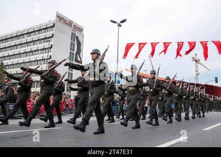 Fatih, Istanbul, Türkei. Oktober 2023. Der 100. Jahrestag der Republik Türkei wird mit einer offiziellen Parade im Stadtteil Fatih von Istanbul gefeiert. Der Tag der Republik ist ein Feiertag, der jedes Jahr am 29. Oktober in der Türkei gefeiert wird, um an die große türkische Nationalversammlung zu erinnern, die am 29. Oktober 1923 die Regierung der Republik ausrief. Der Gründer der Republik Türkei ist Mustafa Kemal Atatürk. (Kreditbild: © Tolga Uluturk/ZUMA Press Wire) NUR REDAKTIONELLE VERWENDUNG! Nicht für kommerzielle ZWECKE! Stockfoto