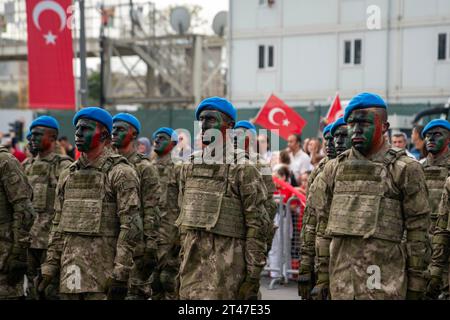 Fatih, Istanbul, Türkei. Oktober 2023. Der 100. Jahrestag der Republik Türkei wird mit einer offiziellen Parade im Stadtteil Fatih von Istanbul gefeiert. Der Tag der Republik ist ein Feiertag, der jedes Jahr am 29. Oktober in der Türkei gefeiert wird, um an die große türkische Nationalversammlung zu erinnern, die am 29. Oktober 1923 die Regierung der Republik ausrief. Der Gründer der Republik Türkei ist Mustafa Kemal Atatürk. (Kreditbild: © Tolga Uluturk/ZUMA Press Wire) NUR REDAKTIONELLE VERWENDUNG! Nicht für kommerzielle ZWECKE! Stockfoto