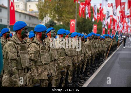 Fatih, Istanbul, Türkei. Oktober 2023. Der 100. Jahrestag der Republik Türkei wird mit einer offiziellen Parade im Stadtteil Fatih von Istanbul gefeiert. Der Tag der Republik ist ein Feiertag, der jedes Jahr am 29. Oktober in der Türkei gefeiert wird, um an die große türkische Nationalversammlung zu erinnern, die am 29. Oktober 1923 die Regierung der Republik ausrief. Der Gründer der Republik Türkei ist Mustafa Kemal Atatürk. (Kreditbild: © Tolga Uluturk/ZUMA Press Wire) NUR REDAKTIONELLE VERWENDUNG! Nicht für kommerzielle ZWECKE! Stockfoto