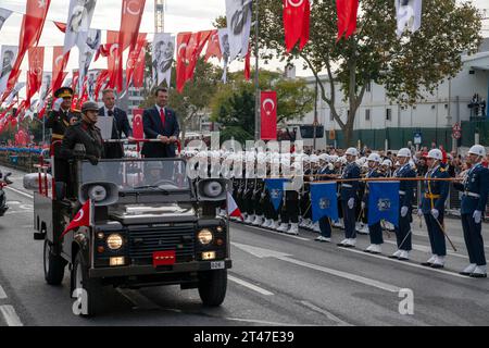 Fatih, Istanbul, Türkei. Oktober 2023. Der 100. Jahrestag der Republik Türkei wird mit einer offiziellen Parade im Stadtteil Fatih von Istanbul gefeiert. Der Tag der Republik ist ein Feiertag, der jedes Jahr am 29. Oktober in der Türkei gefeiert wird, um an die große türkische Nationalversammlung zu erinnern, die am 29. Oktober 1923 die Regierung der Republik ausrief. Der Gründer der Republik Türkei ist Mustafa Kemal Atatürk. (Kreditbild: © Tolga Uluturk/ZUMA Press Wire) NUR REDAKTIONELLE VERWENDUNG! Nicht für kommerzielle ZWECKE! Stockfoto