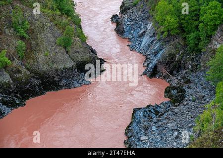 Luftaufnahme des Bulkley River von der Hagwilget Canyon Suspension Bridge, Hagwilget, British Columbia, Kanada. Stockfoto