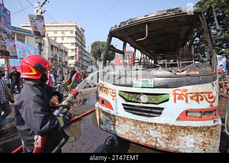 Dhaka, Bangladesch. Oktober 2023. Unbekannte Täter zündeten während eines landesweiten Streiks von morgens bis abends einen öffentlichen Bus an, der von der Bangladesch Nationalist Party (BNP) ausgerufen wurde und gegen die mutmaßlichen Polizeiangriffe auf ihrer Samstagstagstagsveranstaltung in Dhaka, Bangladesch, am 29. Oktober 2023 protestierte. Foto: Habibur Rahman/ABACAPRESS.COM Credit: Abaca Press/Alamy Live News Stockfoto