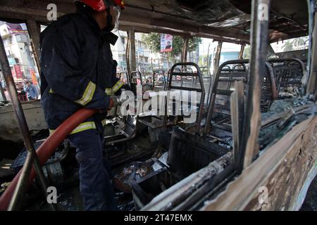 Dhaka, Bangladesch. Oktober 2023. Unbekannte Täter zündeten während eines landesweiten Streiks von morgens bis abends einen öffentlichen Bus an, der von der Bangladesch Nationalist Party (BNP) ausgerufen wurde und gegen die mutmaßlichen Polizeiangriffe auf ihrer Samstagstagstagsveranstaltung in Dhaka, Bangladesch, am 29. Oktober 2023 protestierte. Foto: Habibur Rahman/ABACAPRESS.COM Credit: Abaca Press/Alamy Live News Stockfoto