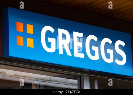 Greggs unterschreibt vor der Wand UK Stockfoto