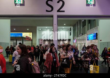 London, Großbritannien. Oktober 2023. Fans von Comics, Animes und Videospielen kehren zur MCM Comic Con 2023, London, Großbritannien, 28/10/2023 Ehimetalor Unuabona/Alamy Live News Credit: Ehimetalor Unuabona/Alamy Live News ins London Excel Centre zurück Stockfoto