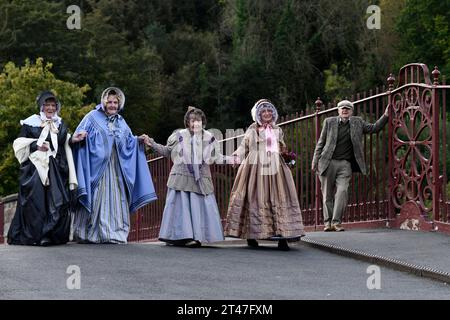 Damen in viktorianischen Kostümen in Ironbridge, Shropshire, UNESCO-Weltkulturerbe, England, Großbritannien. Kampagnen für die Brunnenrestauration. Stockfoto