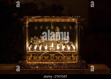 Eine Hanukka-Menora in Jerusalem, Israel, wo es traditionell ist, Öl in kleinen Glasfläschchen anstelle von Wachskerzen zu verbrennen, um die Feier des Th zu feiern Stockfoto