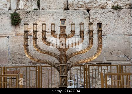 Die offizielle Hanukka-Menora der Westmauer in Jerusalem, die in der letzten Nacht des achttägigen Festivals alle acht Kerzen brennt. Stockfoto