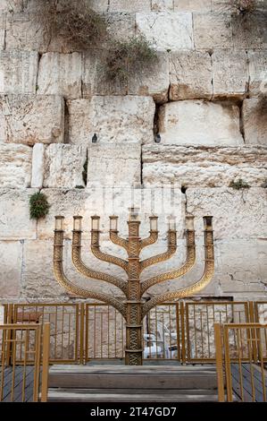 Die offizielle Hanukka-Menora der Westmauer in Jerusalem, die in der letzten Nacht des achttägigen Festivals alle acht Kerzen brennt. Stockfoto