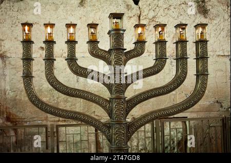 Die offizielle Hanukka-Menora der Westmauer in Jerusalem, die in der letzten Nacht des achttägigen Festivals alle acht Kerzen brennt. Stockfoto