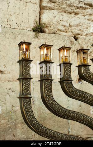 Die offizielle Hanukka-Menora der Westmauer in Jerusalem, die in der letzten Nacht des achttägigen Festivals alle acht Kerzen brennt. Stockfoto