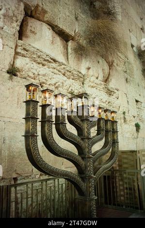 Die offizielle Hanukka-Menora der Westmauer in Jerusalem, die in der letzten Nacht des achttägigen Festivals alle acht Kerzen brennt. Stockfoto