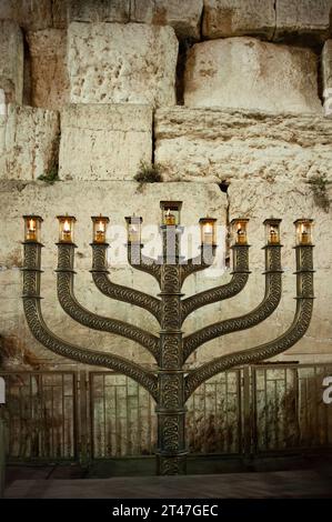 Die offizielle Hanukka-Menora der Westmauer in Jerusalem, die in der letzten Nacht des achttägigen Festivals alle acht Kerzen brennt. Stockfoto