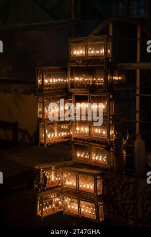 Glühende Hanukkah-Menorahs, beleuchtet mit kleinen Röhrchen mit Ölbrand in einem schützenden Glasgehäuse außerhalb eines Wohngebäudes in Jerusalem während der Feierlichkeiten Stockfoto