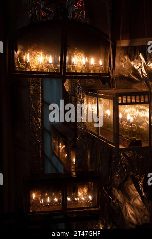 Glühende Hanukkah-Menorahs, beleuchtet mit kleinen Röhrchen mit Ölbrand in einem schützenden Glasgehäuse außerhalb eines Wohngebäudes in Jerusalem während der Feierlichkeiten Stockfoto