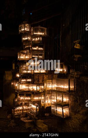 Glühende Hanukkah-Menorahs, beleuchtet mit kleinen Röhrchen mit Ölbrand in einem schützenden Glasgehäuse außerhalb eines Wohngebäudes in Jerusalem während der Feierlichkeiten Stockfoto