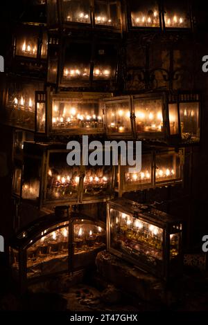 Glühende Hanukkah-Menorahs, beleuchtet mit kleinen Röhrchen mit Ölbrand in einem schützenden Glasgehäuse außerhalb eines Wohngebäudes in Jerusalem während der Feierlichkeiten Stockfoto